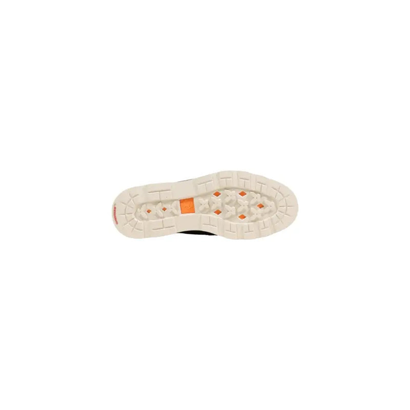 Timberland Chaussures à lacets pour hommes, tige en daim marron et semelle en caoutchouc blanc ornée de détails en forme de losange orange.
