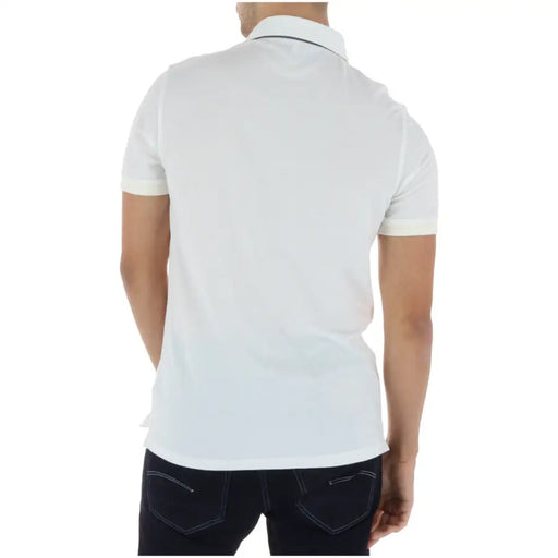 Timberland Polo blanc à manches courtes pour homme, 100 % coton, avec de discrètes finitions bleu marine au col et aux poignets.