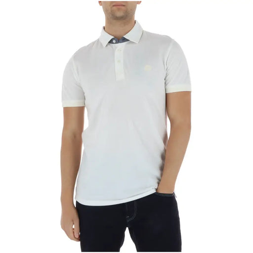 Timberland Polo homme blanc à manches courtes, en coton 100 % à texture subtile, intérieur du col et des poignets bleu marine.