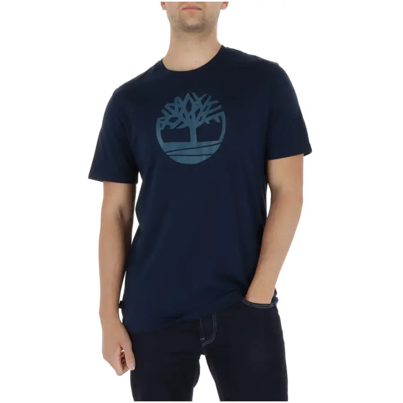 Timberland hommes t-shirt en bleu marine avec un logo arbre turquoise sur la poitrine, confectionné dans un tissu en coton confortable