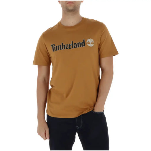 Tanné Timberland hommes t-shirt avec des lettres noires et un emblème d'arbre blanc sur la poitrine en matière de coton