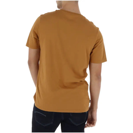 Timberland hommes t-shirt T-shirt en coton jaune moutarde à manches courtes, col rond et détails de couture discrets.