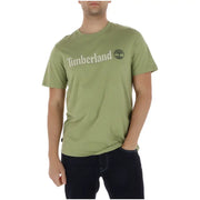 Vert olive Timberland hommes t-shirt avec un logo blanc et gris foncé sur la poitrine, confectionné en coton doux.