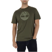 Vert olive timberland hommes t-shirt Confectionné en coton, il arbore un discret logo arbre ton sur ton sur la poitrine.