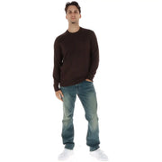 Timberland Pull homme marron foncé à manches longues et col rond, porté par un mannequin (vue de face)