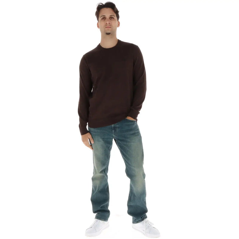 Timberland Pull homme marron foncé à manches longues et col rond, porté par un mannequin (vue de face)