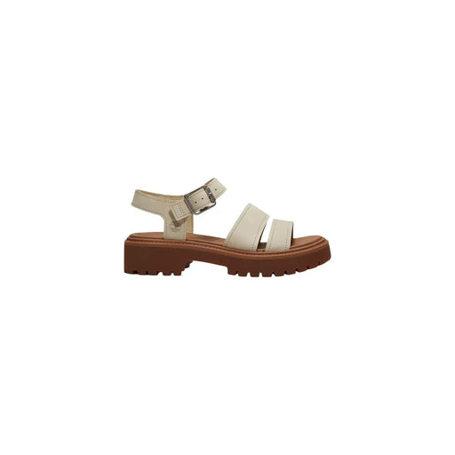 Timberland Sandales en cuir beige pour femme, avec une semelle épaisse en caoutchouc marron et une boucle argentée.