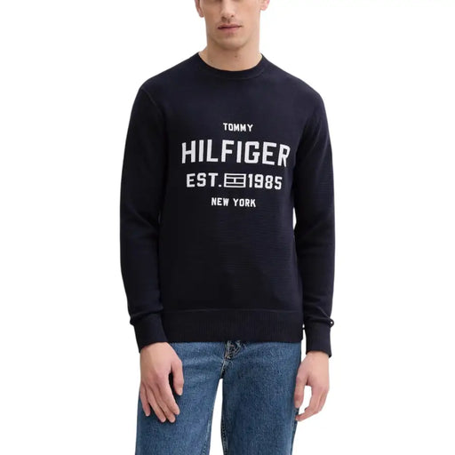 Sweat-shirt Tommy Hilfiger bleu marine à col rond avec logo blanc.