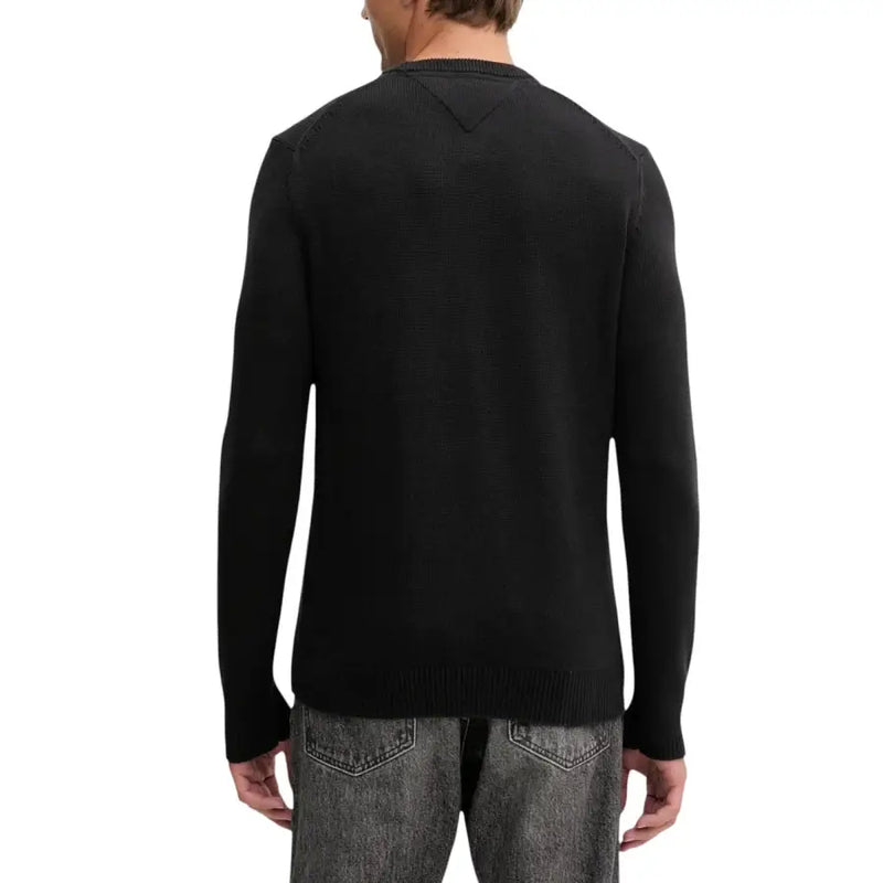 Black crew neck sweater with ribbed cuffs and hem, made of soft cotton