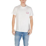 Tommy Hilfiger T-shirt blanc avec écusson logo rose et blanc sur la poitrine, présenté sur un t-shirt noir. Titre du produit