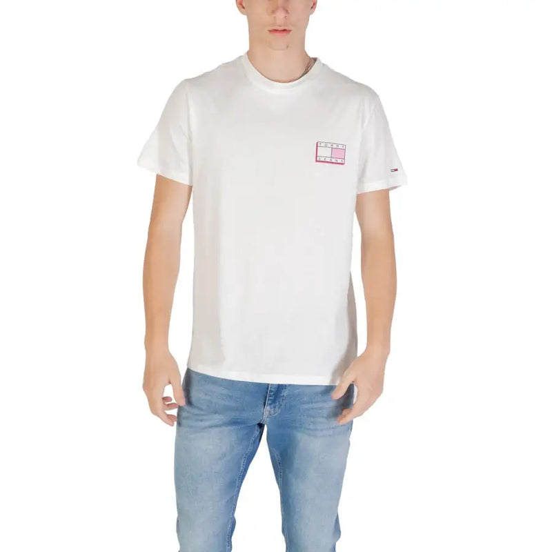 Tommy Hilfiger T-shirt blanc avec écusson logo rose et blanc sur la poitrine, présenté sur un t-shirt noir. Titre du produit
