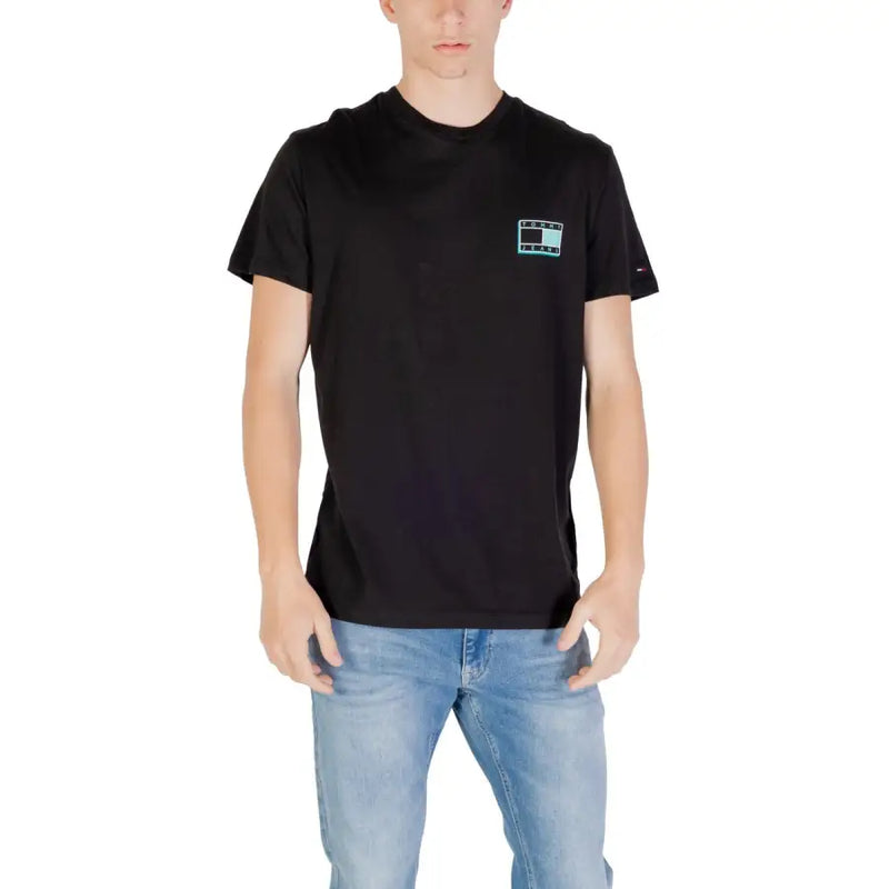 Tommy Hilfiger T-shirt noir avec un petit logo rectangulaire turquoise et blanc sur la poitrine gauche