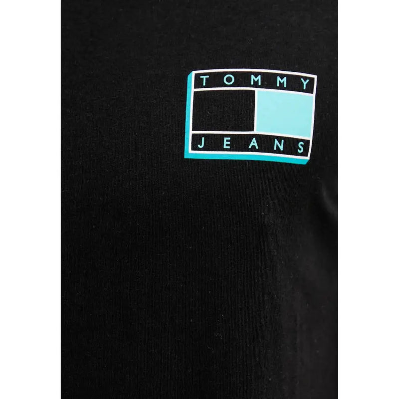 Noir Tommy Hilfiger T-shirt orné d'un logo rectangulaire turquoise et noir avec l'inscription « Tommy » au-dessus et « Jeans » en dessous.
