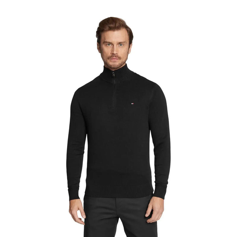 Tommy Hilfiger Pull en cachemire noir à demi-zip pour homme, avec logo discret sur la poitrine (vue de face).