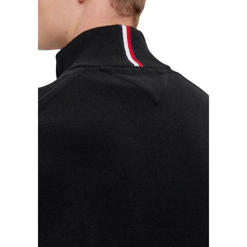 Tommy Hilfiger Pull en cachemire noir pour homme, col côtelé à rayures rouges, blanches et bleues, vue de face