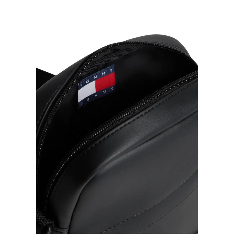 Tommy Hilfiger Sac bandoulière Daily pour femme en tissu matelassé noir avec étiquette de marque rouge, blanche et bleue, vue détaillée