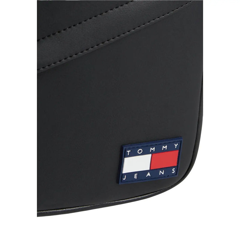 Tommy Hilfiger Sac bandoulière Daily pour femme, noir brillant avec détails de surpiqûres, vue de face