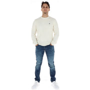 Tommy Hilfiger Jeans Pull en maille torsadée pour homme couleur crème avec petit logo brodé sur la poitrine gauche, vue de face