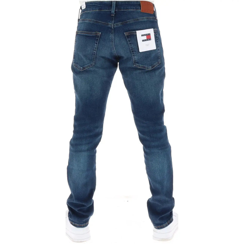 Tommy Hilfiger Jean homme en denim bleu foncé avec ceinture en cuir marron et étiquette de marque blanche (vue arrière)