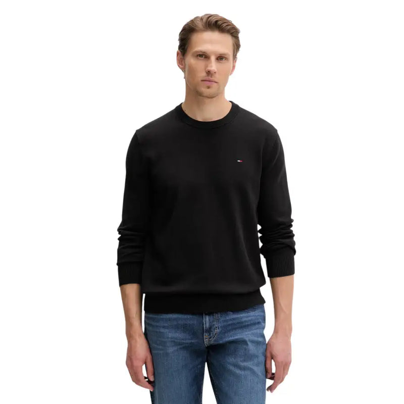 Pull noir Tommy Hilfiger à col rond, poignets et ourlet côtelés, en maille de coton biologique.