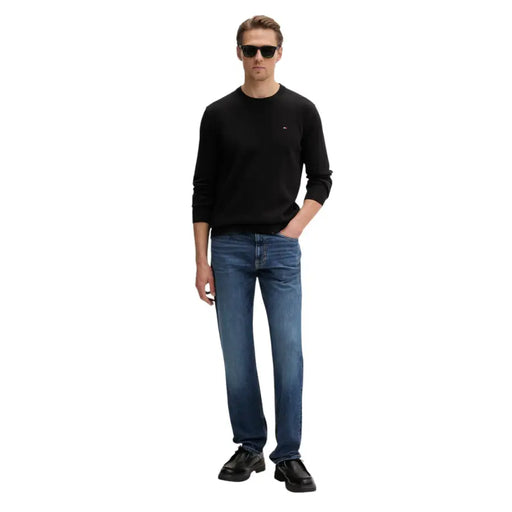 Pull noir à manches longues et col rond avec petit logo brodé, confectionné en coton biologique par Tommy Hilfiger Jeans hommes