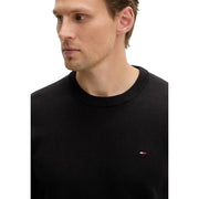 Tommy Hilfiger Jeans Pull noir à col rond pour homme, en maille de coton biologique, avec petit logo drapeau brodé sur la poitrine.