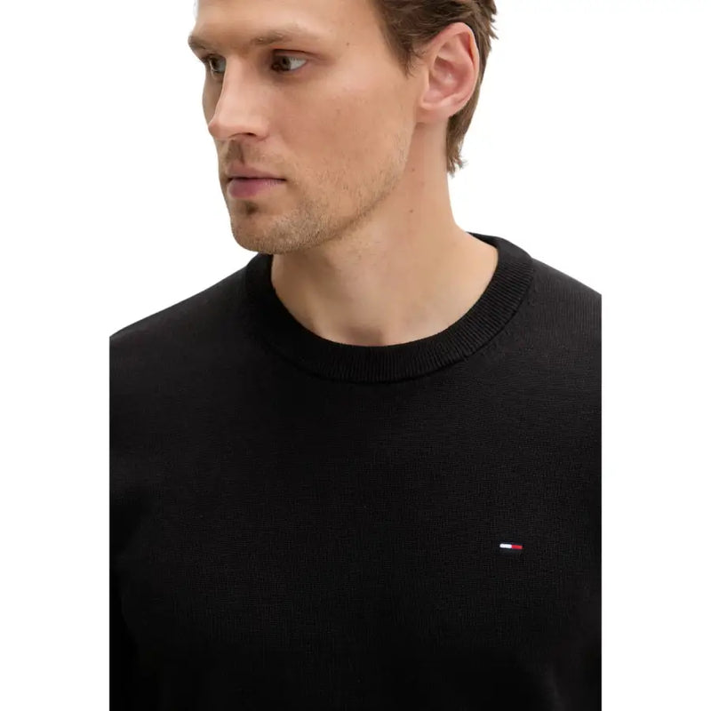 Tommy Hilfiger Jeans Pull noir à col rond pour homme, en maille de coton biologique, avec petit logo drapeau brodé sur la poitrine.