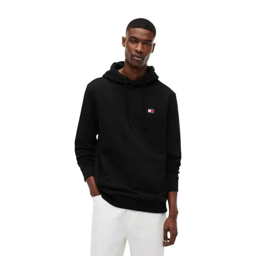 Tommy Hilfiger Jeans Sweat à capuche noir en coton biologique pour homme, avec un petit logo brodé sur la poitrine.