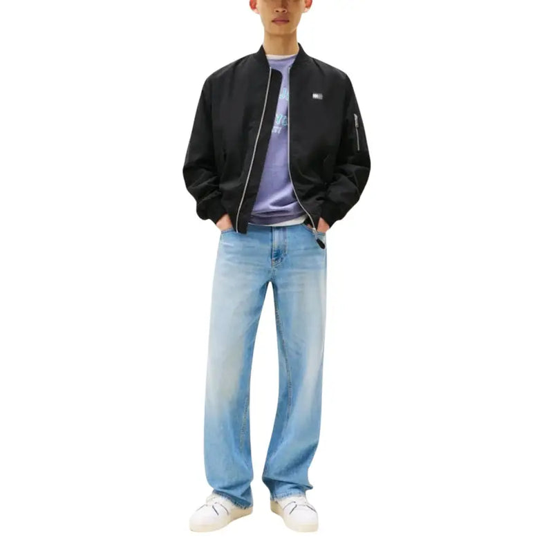 Tommy Hilfiger Jeans Blouson aviateur pour homme en coton biologique noir, avec fermeture éclair argentée et logo blanc sur la poitrine gauche.