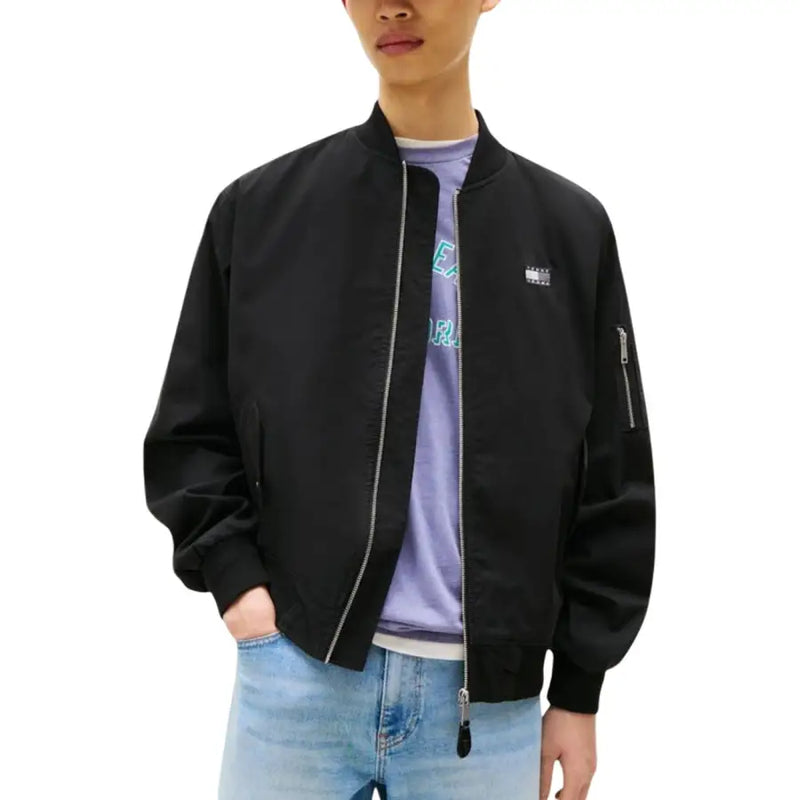 Tommy Hilfiger Jeans Blouson aviateur noir en coton biologique pour homme, avec fermeture éclair argentée et écusson logo sur la poitrine gauche.