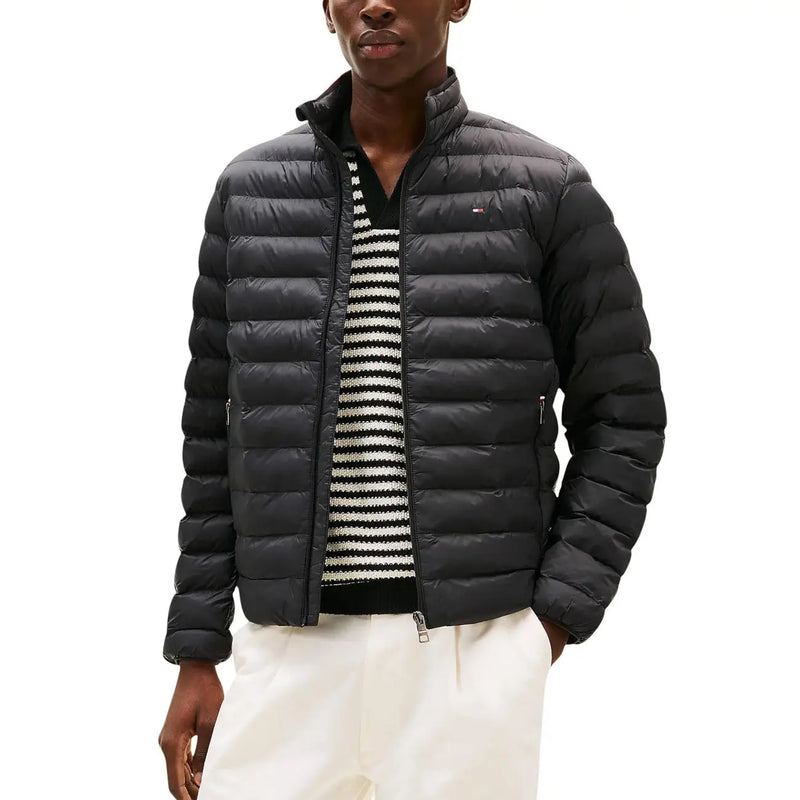 Doudoune noire matelassée aux détails subtils Tommy Hilfiger logo sur la poitrine gauche de Tommy Hilfiger Jeans DM0DM20658