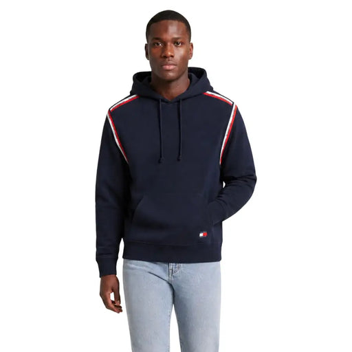 Sweat à capuche Tommy Hilfiger Jeans bleu marine pour homme, en coton biologique avec empiècements d'épaules rayés rouges et blancs.