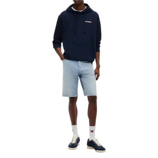 Sweat-shirt Tommy Hilfiger Jeans bleu marine pour homme, en coton biologique, avec un petit logo brodé sur la poitrine.
