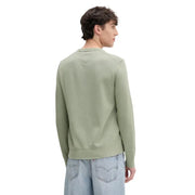 Un pull en maille de coton biologique vert olive pour homme de Tommy Hilfiger Jeans ourlet et poignets côtelés visibles au dos