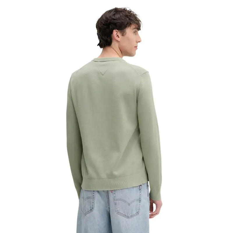 Un pull en maille de coton biologique vert olive pour homme de Tommy Hilfiger Jeans ourlet et poignets côtelés visibles au dos