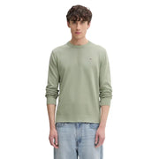 Un pull en maille de coton biologique vert olive pour homme de Tommy Hilfiger Jeans avec des poignets côtelés et un logo brodé