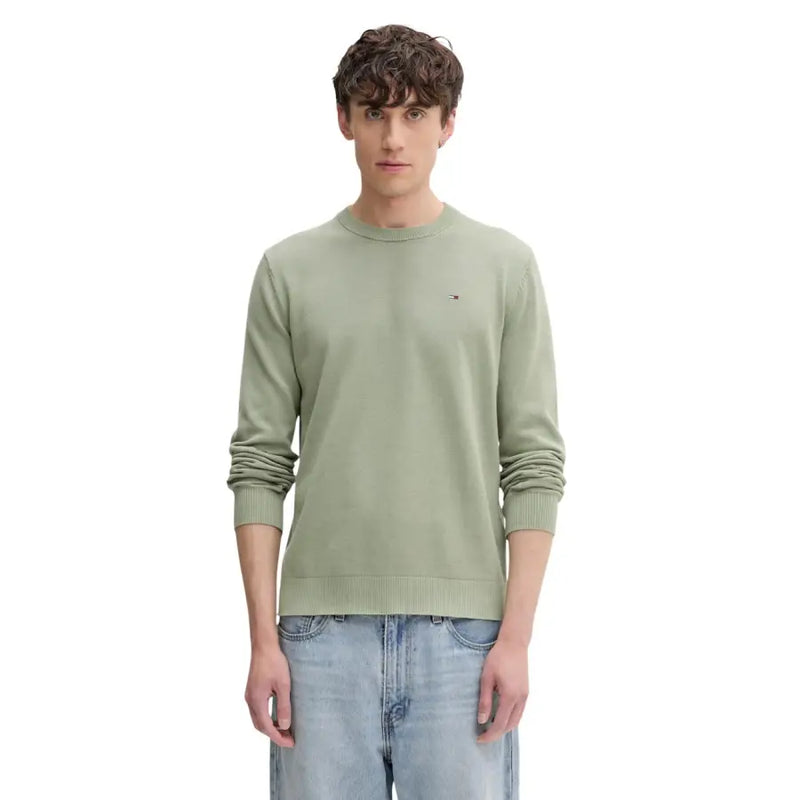 Un pull en maille de coton biologique vert olive pour homme de Tommy Hilfiger Jeans avec des poignets côtelés et un logo brodé