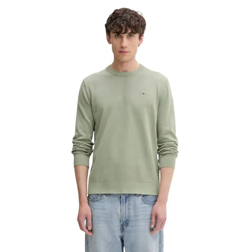 Un pull en maille de coton biologique vert olive pour homme de Tommy Hilfiger Jeans avec des poignets côtelés et un logo brodé