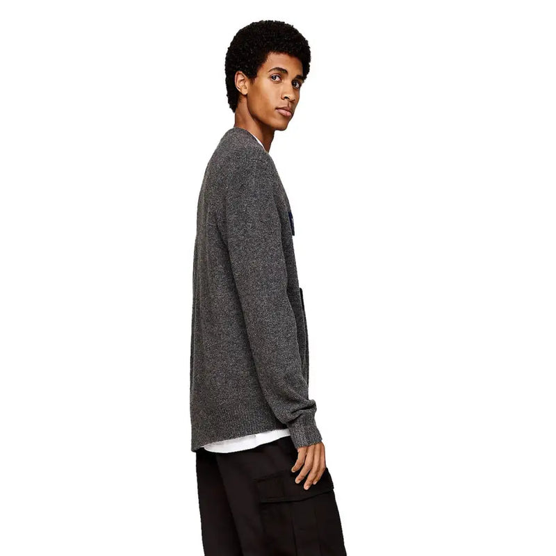 Tommy Hilfiger Jeans Pull en maille grise pour homme, col rond, avec cardigan texturé gris anthracite et poignets côtelés.