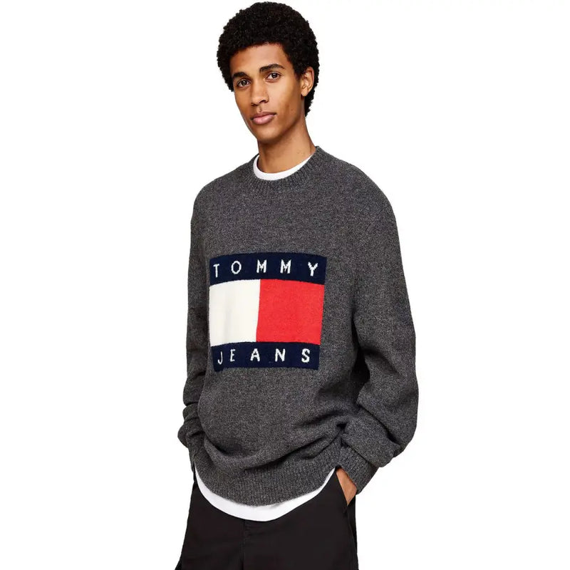 Tommy Hilfiger Jeans Pull gris en maille pour homme, col rond, orné d'un logo drapeau bleu marine, blanc et rouge sur la poitrine