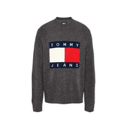 Pull en maille gris foncé Tommy Hilfiger Jeans pour homme, col rond et logo imprimé rouge, blanc et marine bien visible.