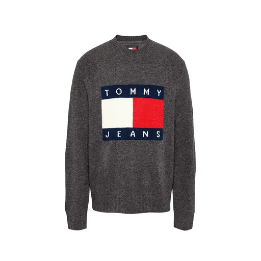 Pull en maille gris foncé Tommy Hilfiger Jeans pour homme, col rond et logo imprimé rouge, blanc et marine bien visible.