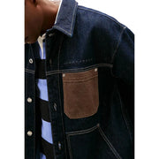Tommy Hilfiger Veste homme en coton bio bleu marine, denim bleu foncé avec poche plaquée en cuir marron et boutons argentés.