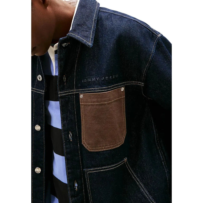Tommy Hilfiger Veste homme en coton bio bleu marine, denim bleu foncé avec poche plaquée en cuir marron et boutons argentés.