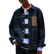 Tommy Hilfiger Veste en denim bleu de coton biologique pour homme avec empiècement en cuir marron et surpiqûres blanches contrastantes.