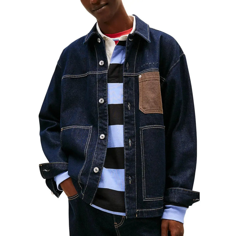 Tommy Hilfiger Veste en denim bleu de coton biologique pour homme avec empiècement en cuir marron et surpiqûres blanches contrastantes.