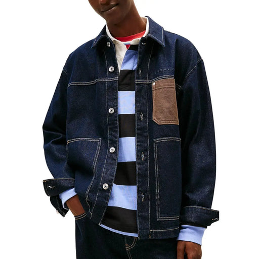 Tommy Hilfiger Veste en denim bleu de coton biologique pour homme avec empiècement en cuir marron et surpiqûres blanches contrastantes.