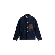 Tommy Hilfiger Veste en denim bleu de coton biologique pour homme avec poche plaquée en cuir marron et surpiqûres blanches contrastantes.