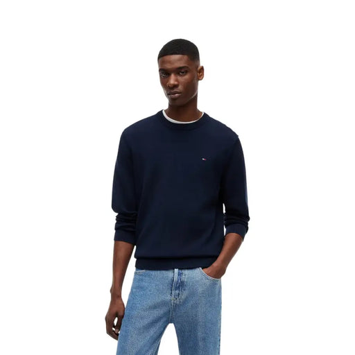 bleu marine Tommy Hilfiger Pull à col rond avec bordure côtelée blanche et petit logo sur la poitrine gauche, en coton biologique