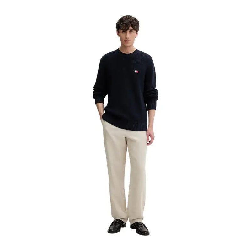 Pull en maille côtelée bleu marine avec petit logo sur la poitrine gauche, fabriqué en coton biologique par Tommy Hilfiger Jeans tricots pour hommes